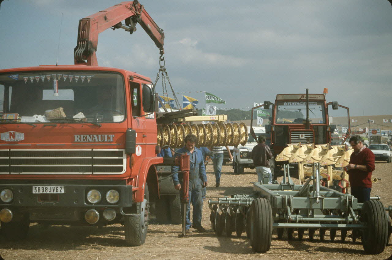 Frédéric Duchesne photographie MNATP. Enquête sur la finale des 32è Championnats de France de labours conduite par Frédéric Duchesne à Boves en Picardie (septembre 1985) Picardie, France 1985/9/12 Ph.1986.87.49 Photo