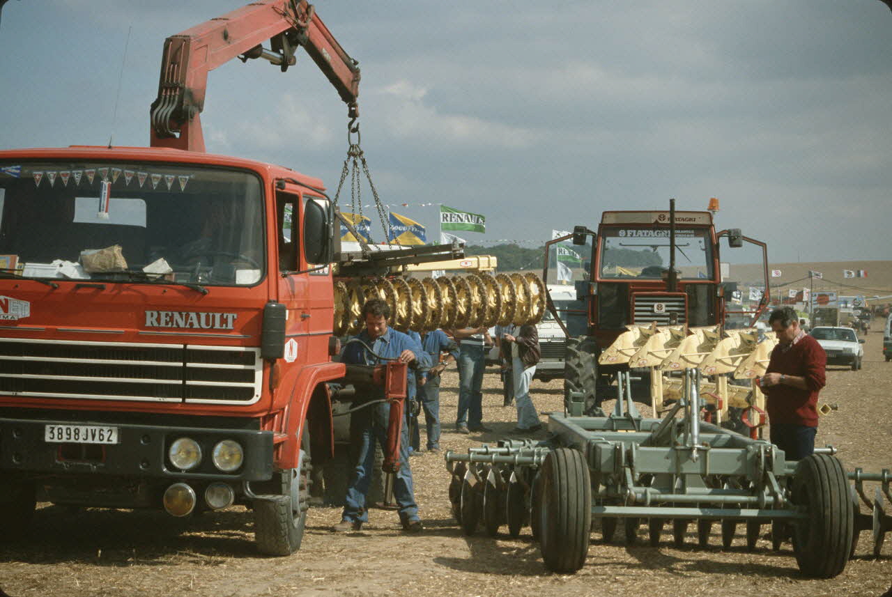 Frédéric Duchesne photographie MNATP. Enquête sur la finale des 32è Championnats de France de labours conduite par Frédéric Duchesne à Boves en Picardie (septembre 1985) Picardie, France 1985/9/12 Ph.1986.87.50 Photo