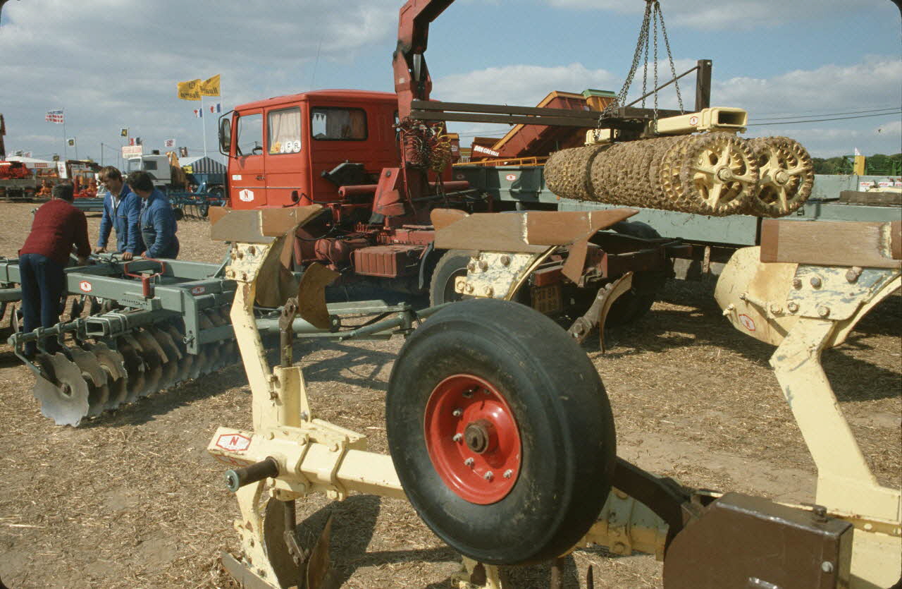 Frédéric Duchesne photographie MNATP. Enquête sur la finale des 32è Championnats de France de labours conduite par Frédéric Duchesne à Boves en Picardie (septembre 1985) Picardie, France 1985/9/12 Ph.1986.87.51 Photo