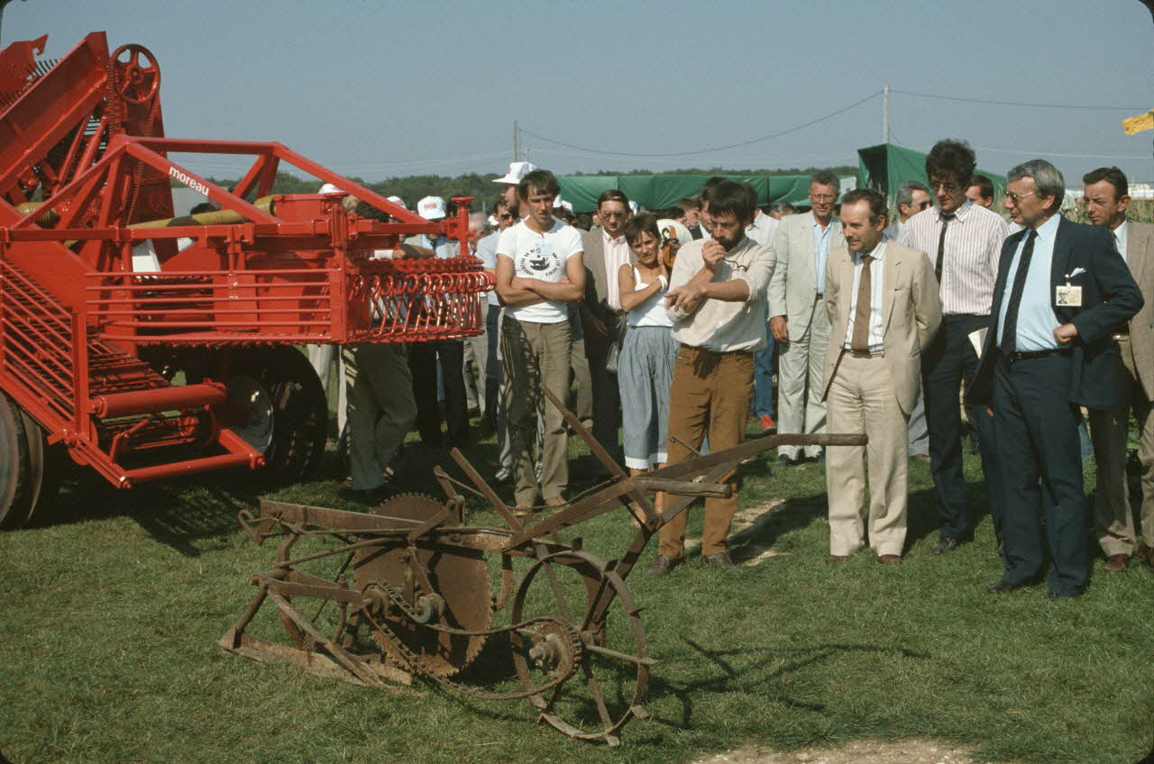 Frédéric Duchesne photographie MNATP. Enquête sur la finale des 32è Championnats de France de labours conduite par Frédéric Duchesne à Boves en Picardie (septembre 1985) Picardie, France 1985/9/12 Ph.1986.87.75 Photo