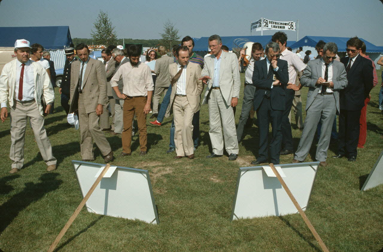 Frédéric Duchesne photographie MNATP. Enquête sur la finale des 32è Championnats de France de labours conduite par Frédéric Duchesne à Boves en Picardie (septembre 1985) Picardie, France 1985/9/12 Ph.1986.87.76 Photo