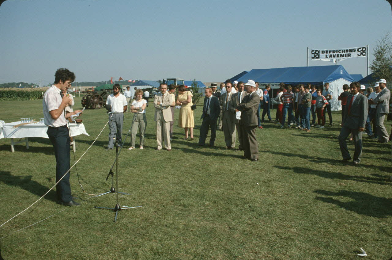 Frédéric Duchesne photographie MNATP. Enquête sur la finale des 32è Championnats de France de labours conduite par Frédéric Duchesne à Boves en Picardie (septembre 1985) Picardie, France 1985/9/12 Ph.1986.87.82 Photo