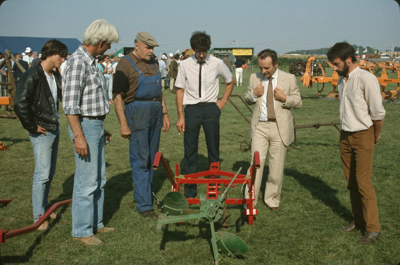 Frédéric Duchesne photographie MNATP. Enquête sur la finale des 32è Championnats de France de labours conduite par Frédéric Duchesne à Boves en Picardie (septembre 1985) Picardie, France 1985/9/12 Ph.1986.87.88 Photo