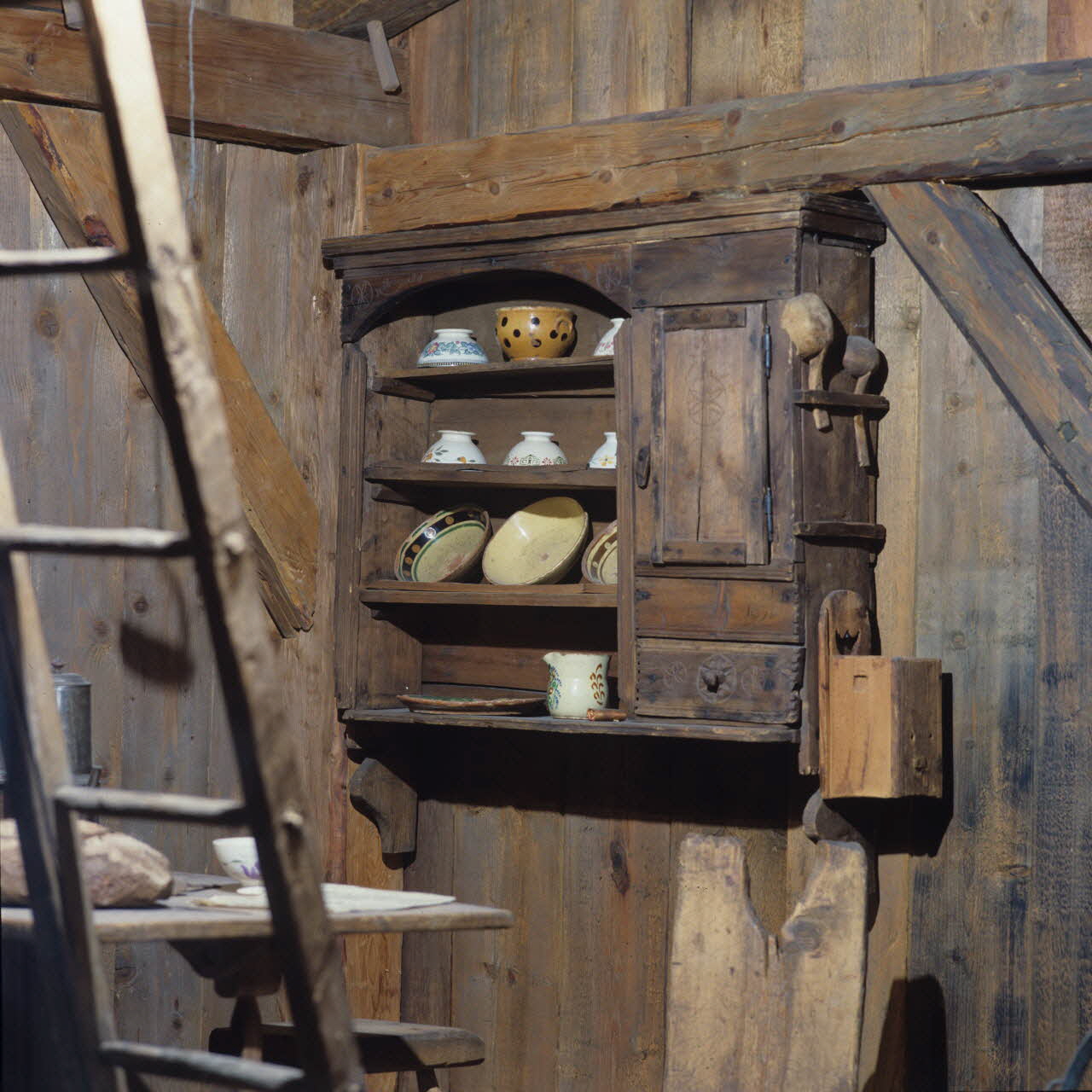 photographie MuCEM (Paris). Galerie culturelle. Section "un hameau du Faucigny, le Mont, en Haute-Savoie". Dans un chalet d'alpage en Savoie vers 1909 Ph.1989.63.5 Photo