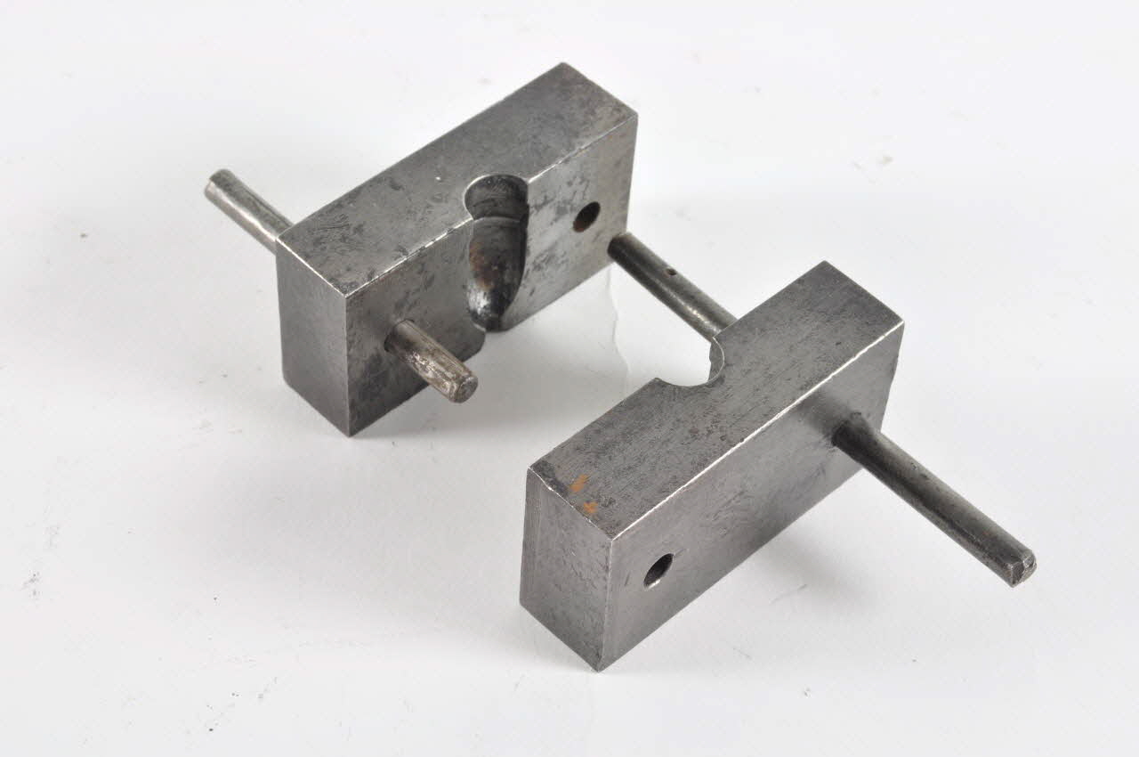 FONDOIR A BALLES 1964.83.219.1-2 Photo Mucem