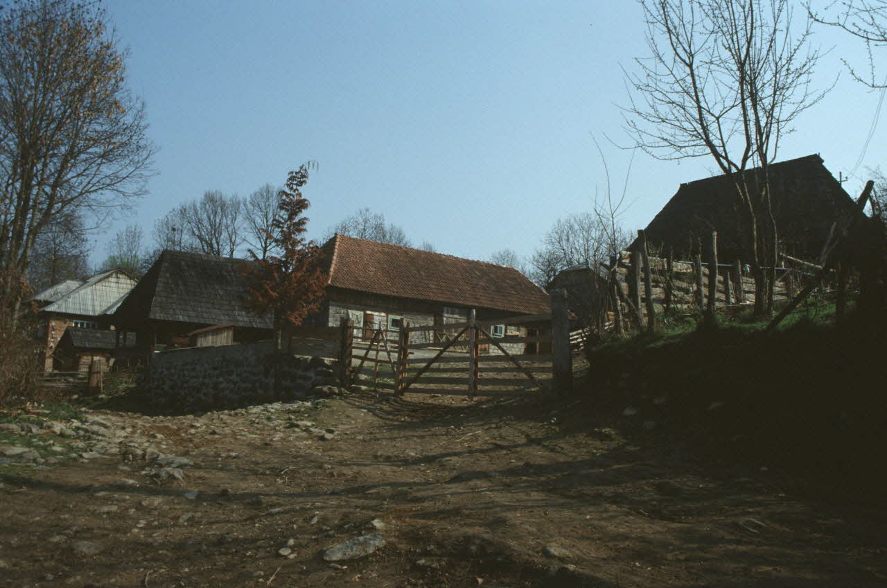Jean Cuisenier photographie MNATP. Enquête conduite par Jean Cuisenier en Roumanie (avril 1991) Marmatie, Roumanie 1991/4/1 Ph.1991.105.122 Photo