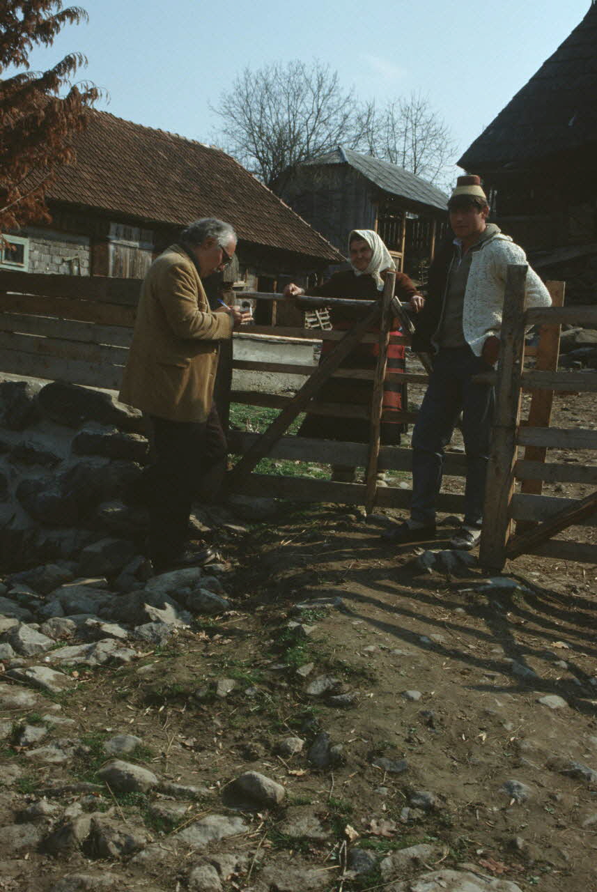 Jean Cuisenier photographie MNATP. Enquête conduite par Jean Cuisenier en Roumanie (avril 1991) Marmatie, Roumanie 1991/4/1 Ph.1991.105.123 Photo