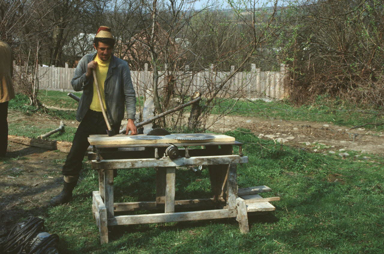 Jean Cuisenier photographie MNATP. Enquête conduite par Jean Cuisenier en Roumanie (avril 1991) Marmatie, Roumanie 1991/4/1 Ph.1991.105.130 Photo