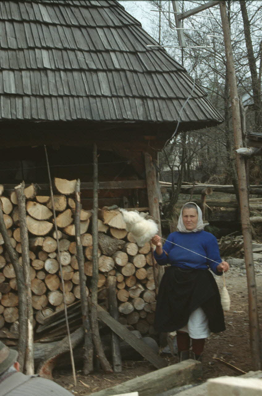 Jean Cuisenier photographie MNATP. Enquête conduite par Jean Cuisenier en Roumanie (avril 1991) Marmatie, Roumanie 1991/4/1 Ph.1991.105.153 Photo