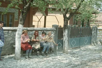 Jean Cuisenier photographie MNATP. Enquête conduite par Jean Cuisenier en Roumanie (avril 1991) Olténie, Roumanie 1991/4/1 Ph.1991.105.28 Photo