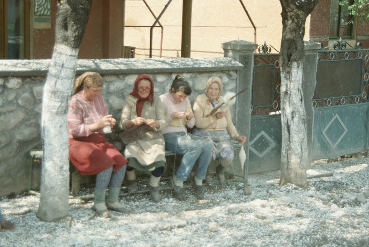 Jean Cuisenier photographie MNATP. Enquête conduite par Jean Cuisenier en Roumanie (avril 1991) Olténie, Roumanie 1991/4/1 Ph.1991.105.29 Photo