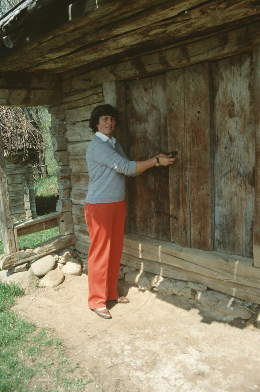 Jean Cuisenier photographie MNATP. Enquête conduite par Jean Cuisenier en Roumanie (avril 1991) Olténie, Roumanie 1991/4/1 Ph.1991.105.33 Photo