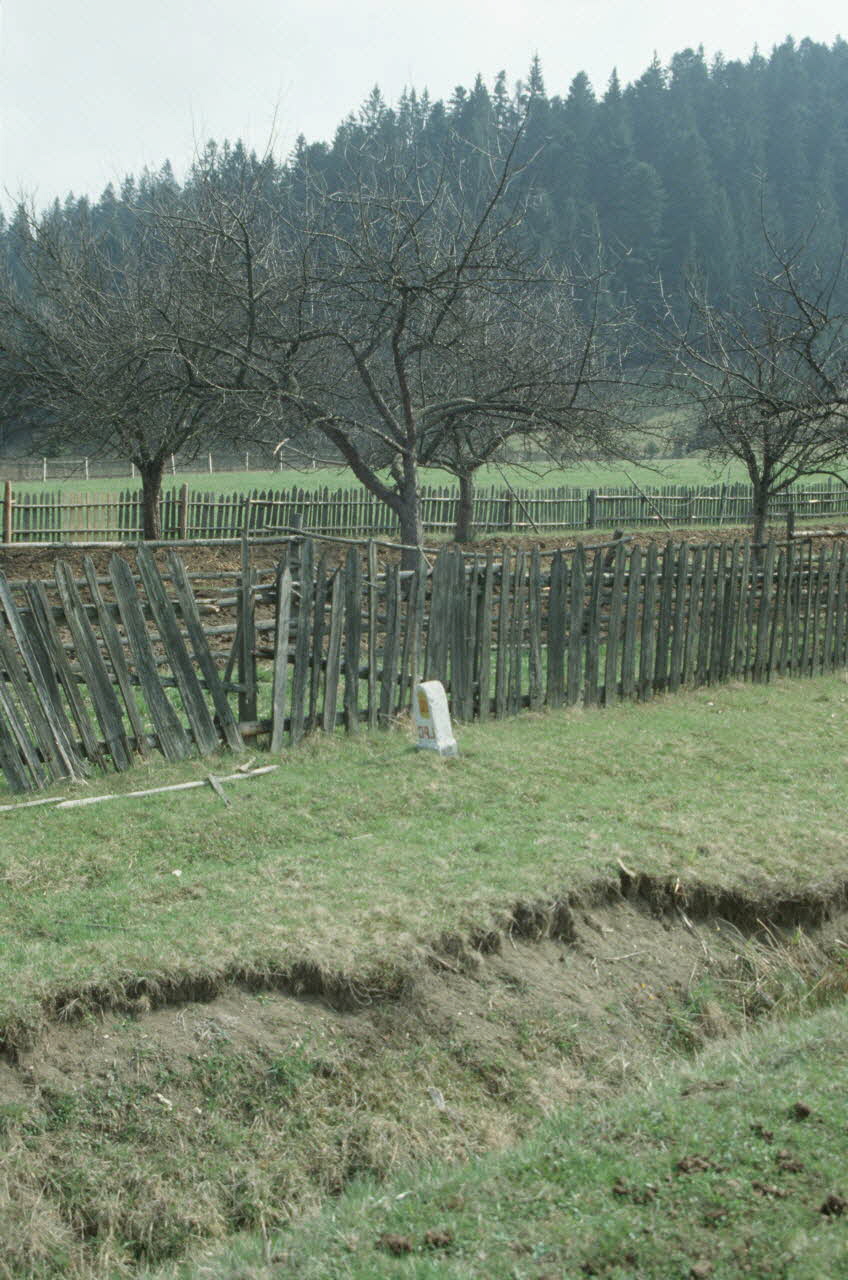 Jean Cuisenier photographie MNATP. Enquête conduite par Jean Cuisenier en Roumanie (avril 1991) Moldavie 1991/4/1 Ph.1991.105.5 Photo