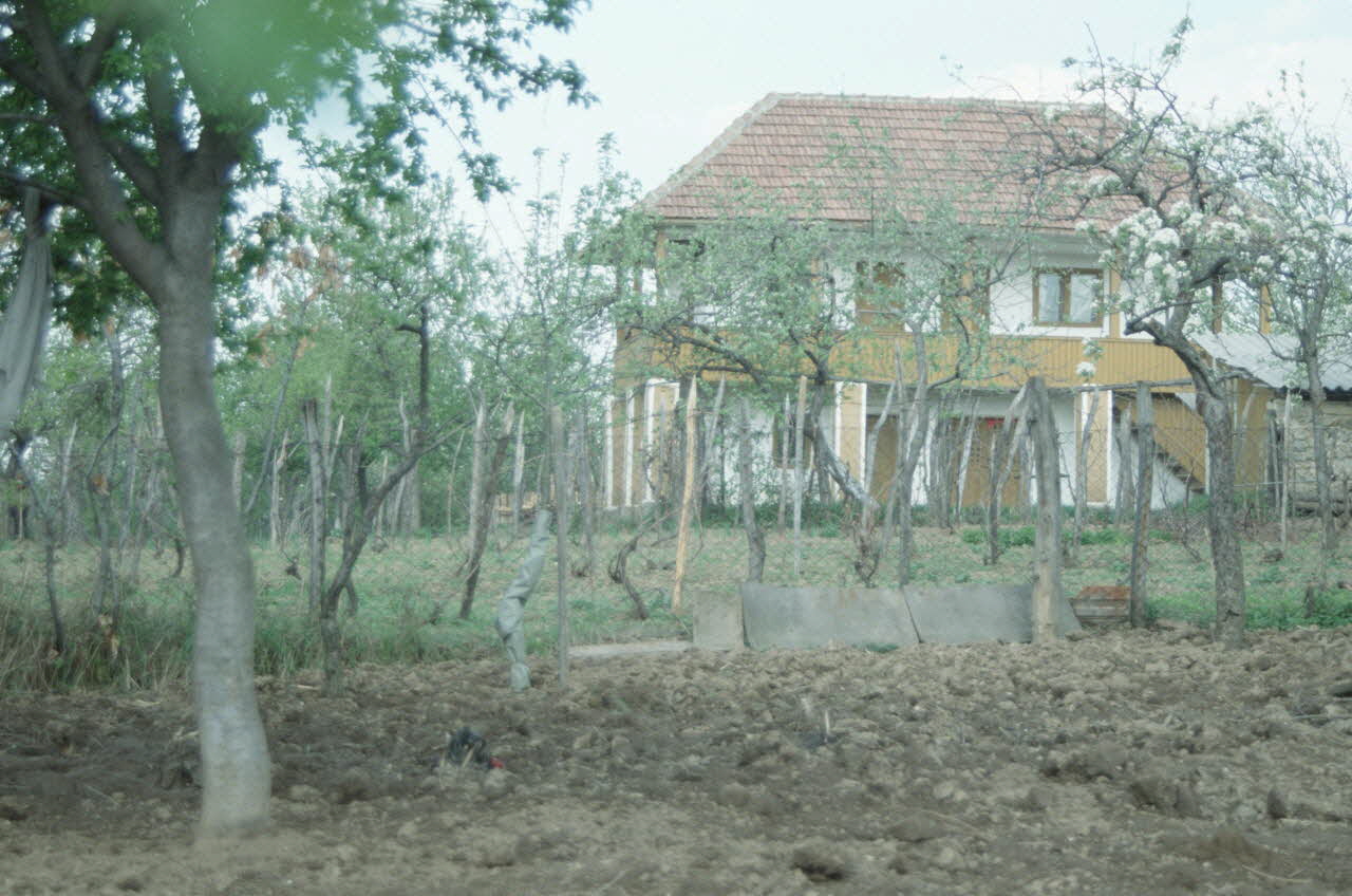 Jean Cuisenier photographie MNATP. Enquête conduite par Jean Cuisenier en Roumanie (avril 1991) Olténie, Roumanie 1991/4/1 Ph.1991.105.53 Photo