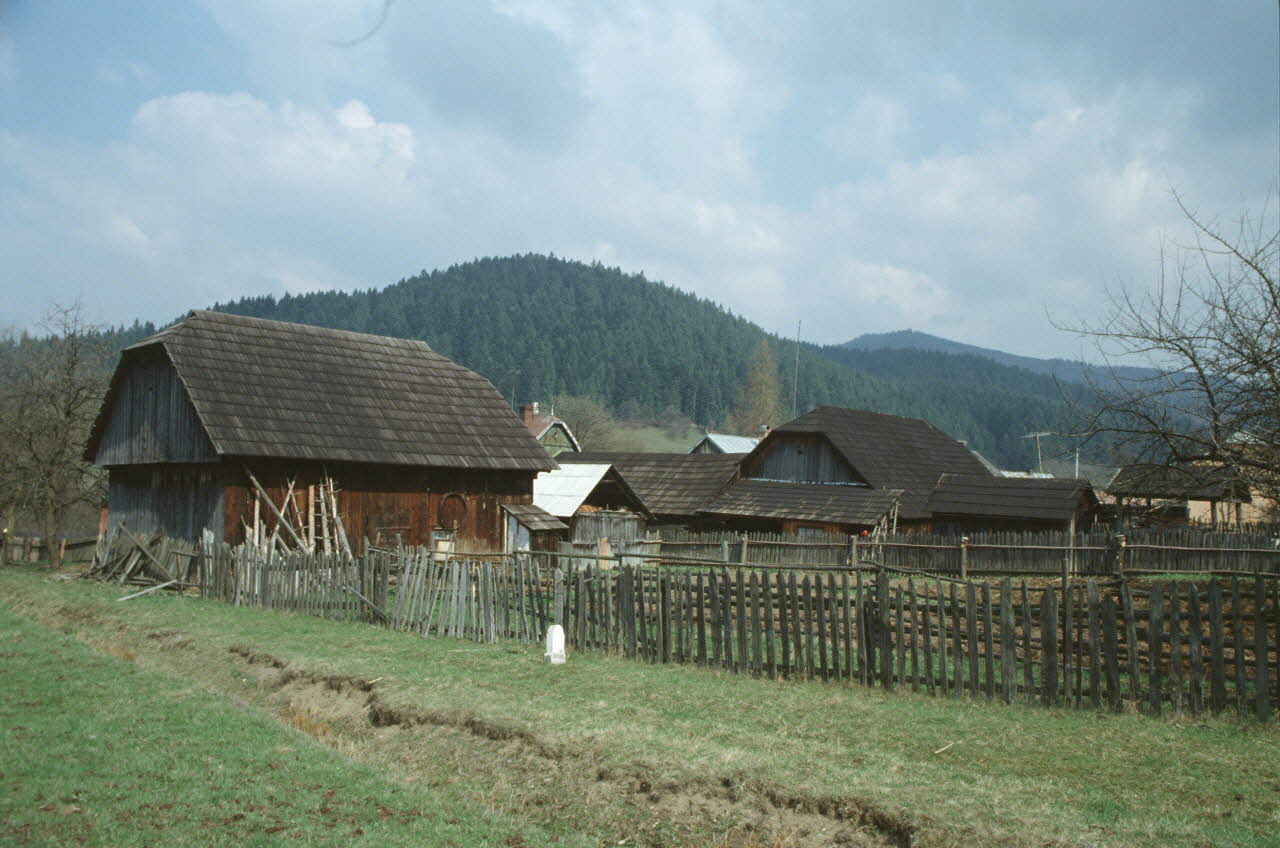 Jean Cuisenier photographie MNATP. Enquête conduite par Jean Cuisenier en Roumanie (avril 1991) Moldavie 1991/4/1 Ph.1991.105.6 Photo