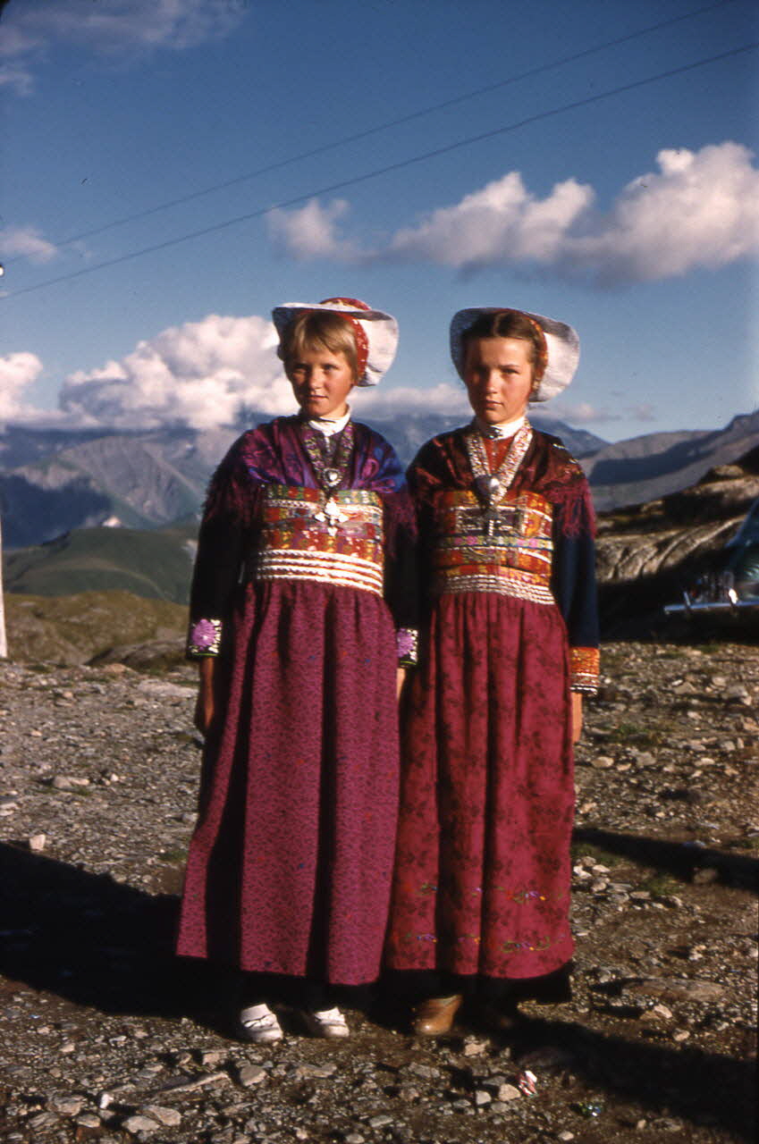 M. Butez photographie Deux savoyardes en costume traditionnel Rhône-Alpes, France 1959 Ph.1991.109.33 Photo