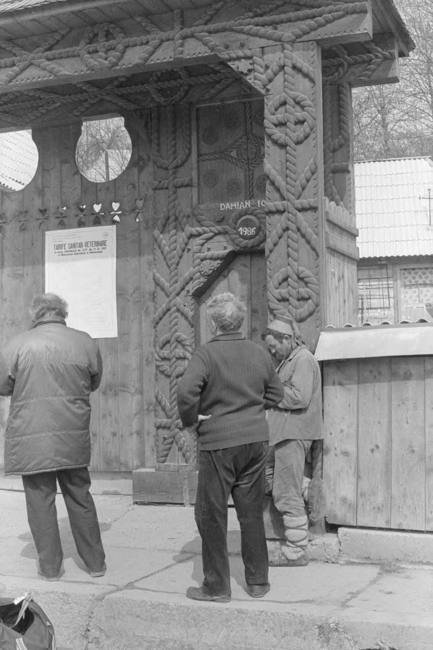Jean Cuisenier photographie Enquête conduite par Jean Cuisenier en Roumanie (avril 1991) Marmatie, Roumanie 1991/4/1 Ph.1991.113.43 Photo