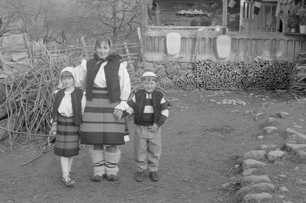 Jean Cuisenier photographie Enquête conduite par Jean Cuisenier en Roumanie (avril 1991) Marmatie, Roumanie 1991/4/1 Ph.1991.113.55 Photo