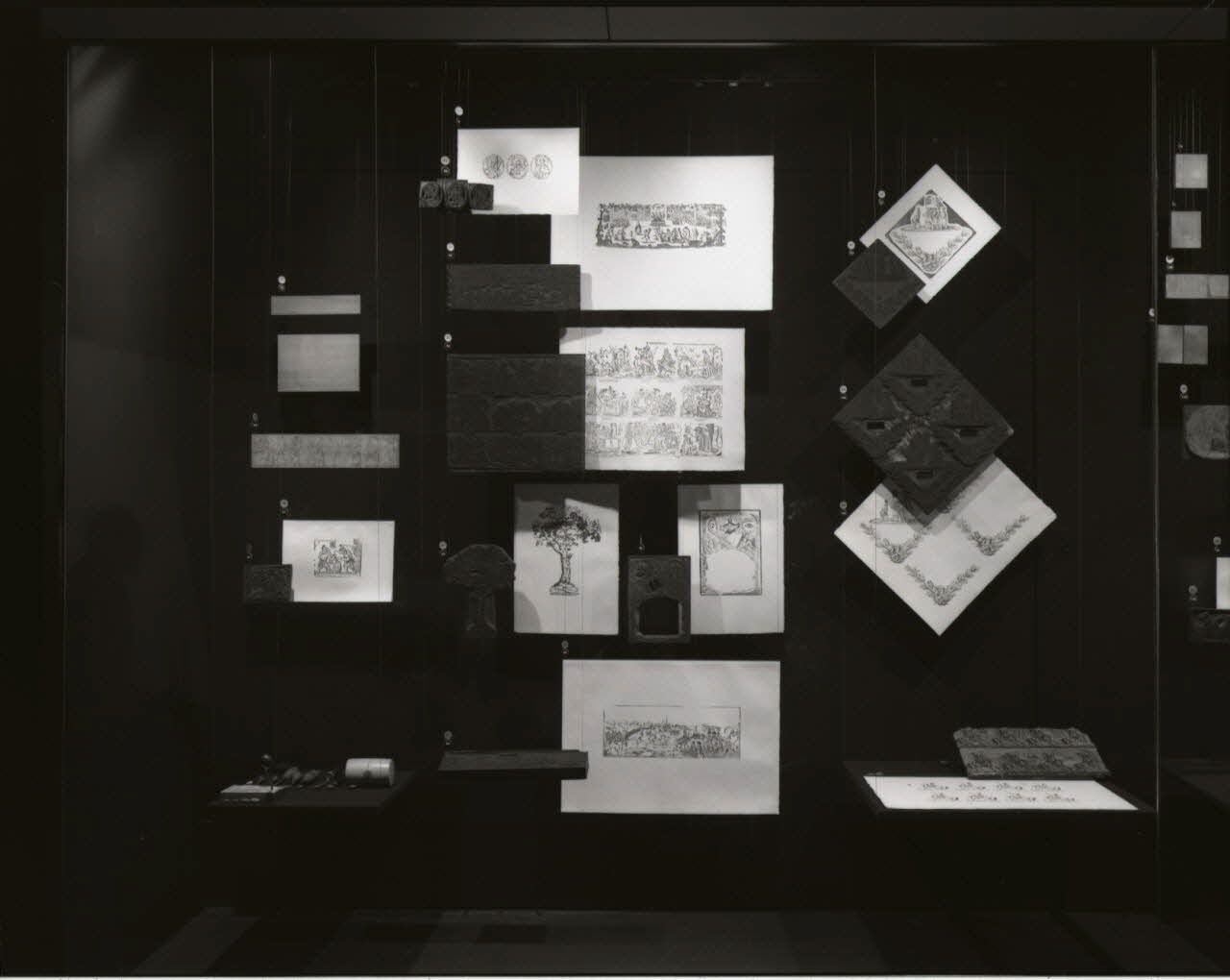 photographie MuCEM (Paris). Galerie d'étude. Section "Arts populaires : arts graphiques". Vitrine 26 : vue en détail des pochoirs et des instruments de gravure sur bois Ph.1991.34.1 Photo