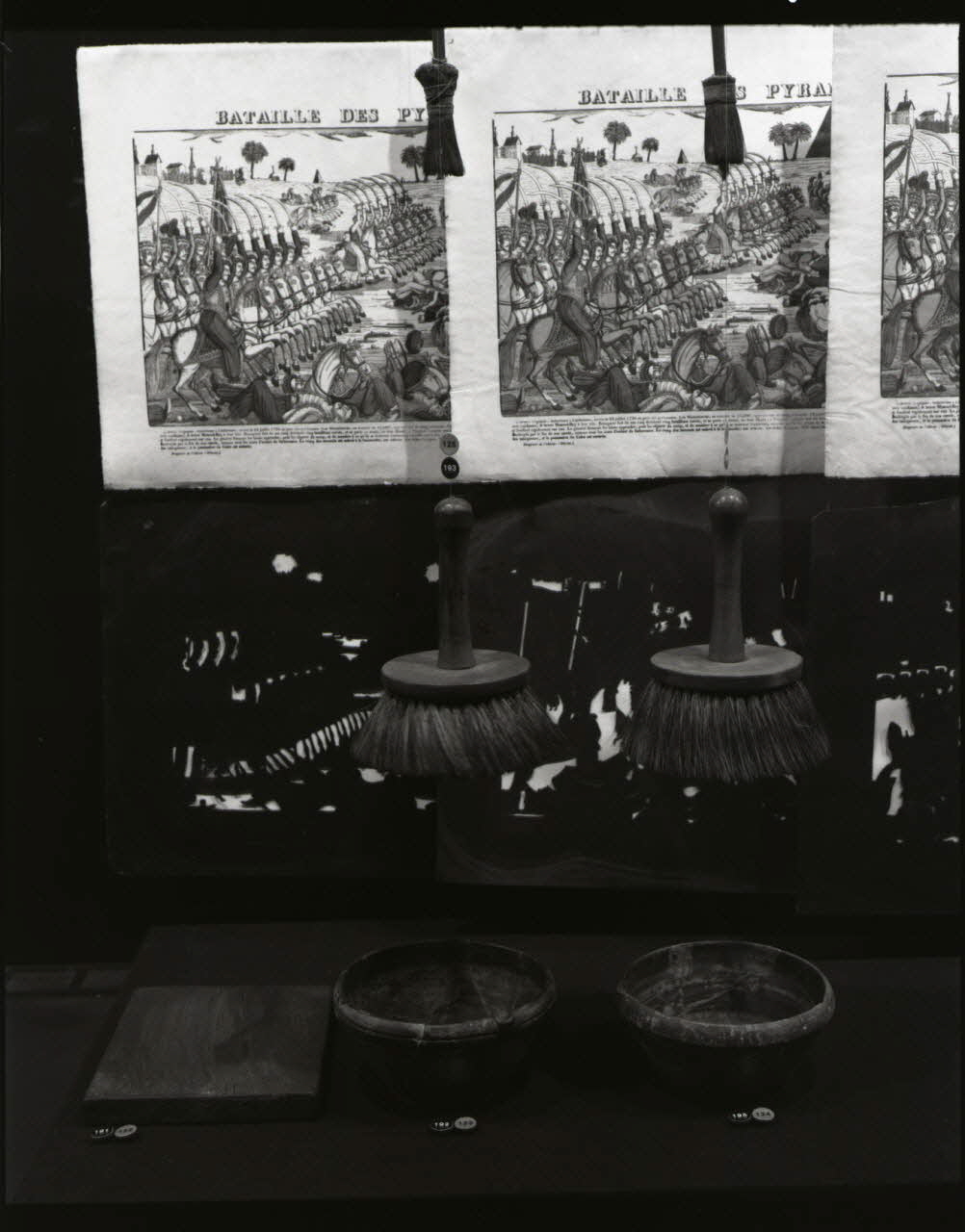 photographie MuCEM (Paris). Galerie d'étude. Section "Arts populaires : arts graphiques". Vitrine 26 : vue en détail des pochoirs et des instruments de gravure sur bois Ph.1991.34.2 Photo