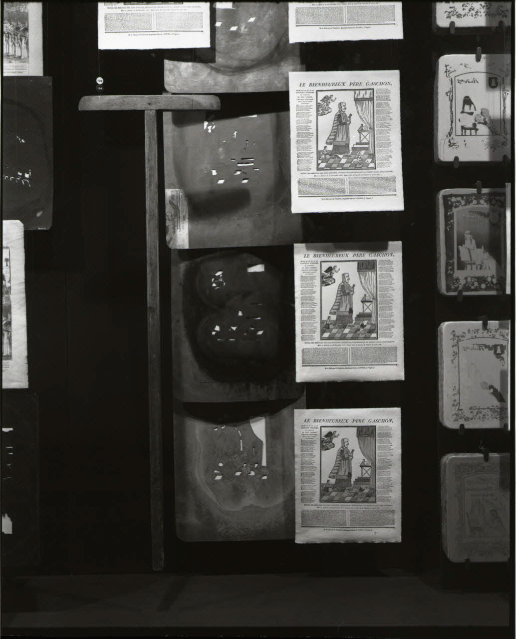 photographie MuCEM (Paris). Galerie d'étude. Section "Arts populaires : arts graphiques". Vitrine 26 : vue en détail des pochoirs et des instruments de gravure sur bois Ph.1991.34.3 Photo