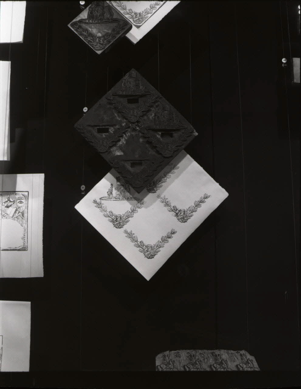 photographie MuCEM (Paris). Galerie d'étude. Section "Arts populaires : arts graphiques". Vitrine 26 : vue en détail des pochoirs et des instruments de gravure sur bois Ph.1991.34.4 Photo