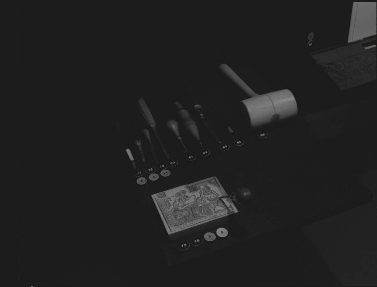 photographie MuCEM (Paris). Galerie d'étude. Section "Arts populaires : arts graphiques". Vitrine 26 : vue en détail des pochoirs et des instruments de gravure sur bois Ph.1991.34.7 Photo