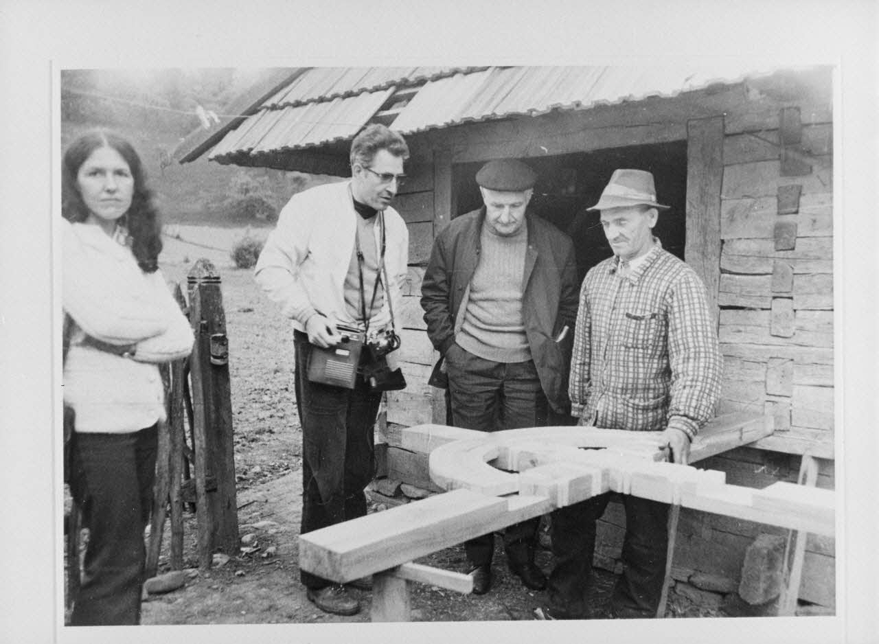 Sonia Maubert photographie Séminaire de Martine Jaoul du 3 mars 1993 sur les plumes, présenté par Francine Fourmaux et Nelly Saunier de l'école Octave Feuillet Transylvanie, Roumanie 1993 Ph.1993.18.6 Photo