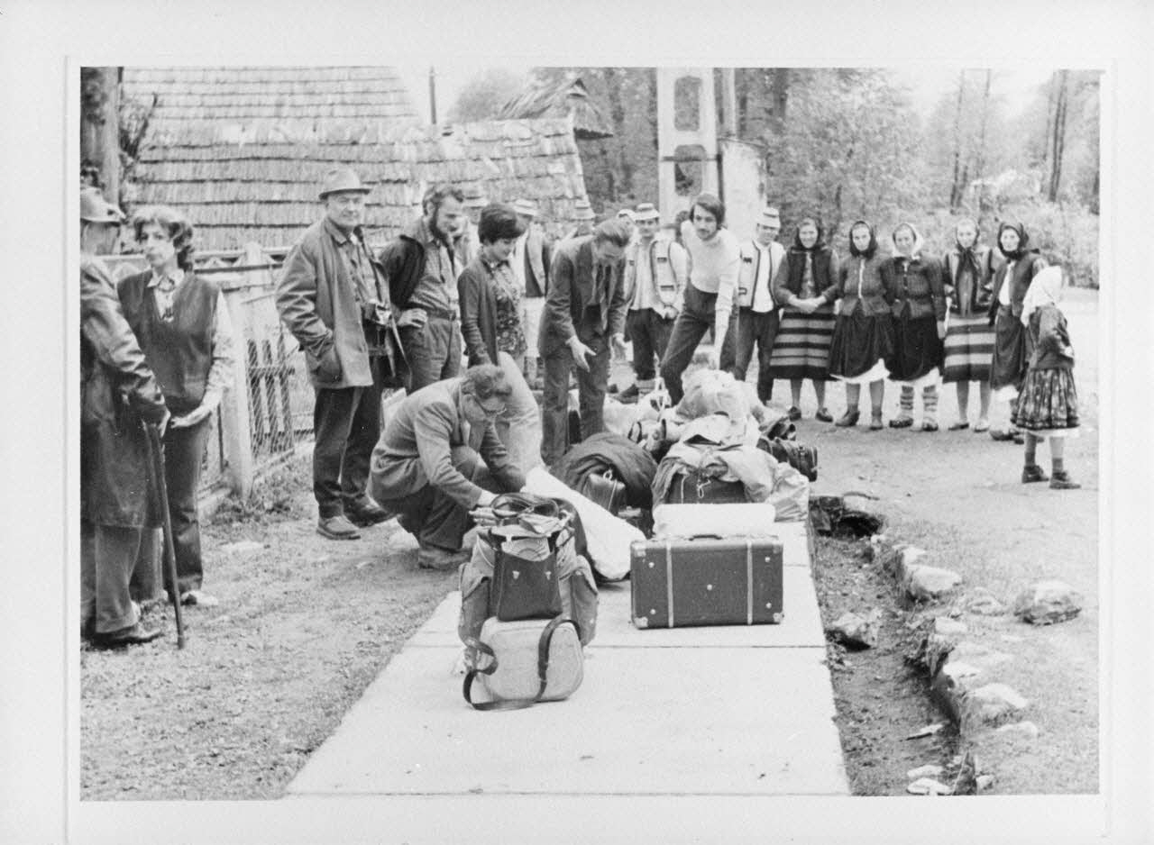 Sonia Maubert photographie Séminaire de Martine Jaoul du 3 mars 1993 sur les plumes, présenté par Francine Fourmaux et Nelly Saunier de l'école Octave Feuillet Marmatie, Roumanie 1993 Ph.1993.18.10 Photo