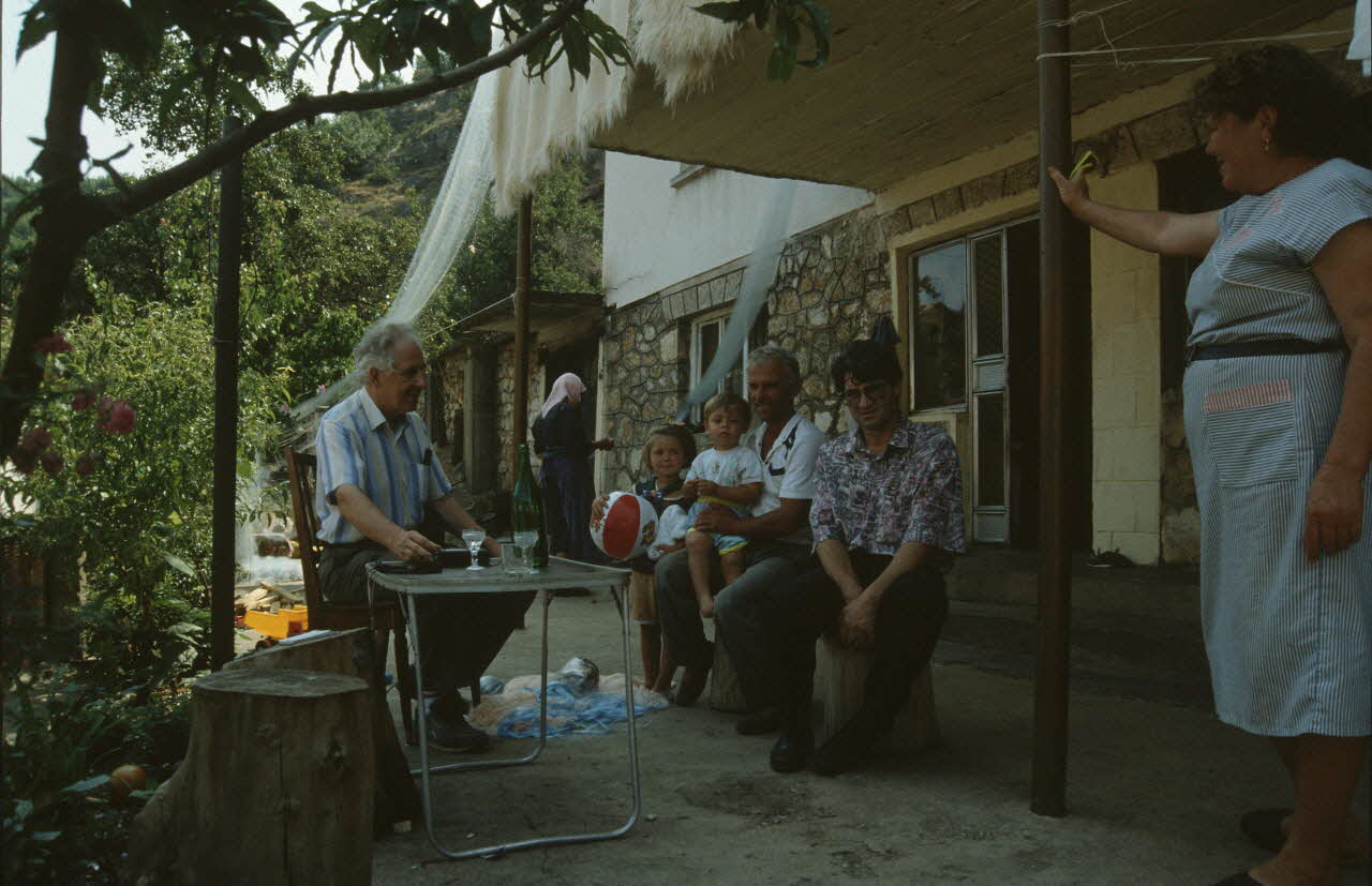Hervé Jézéquel photographie Enquête conduite par Jean Cuisenier en Macédoine Ile-de-France, France 1994/7/21 Ph.1994.83.2 Photo