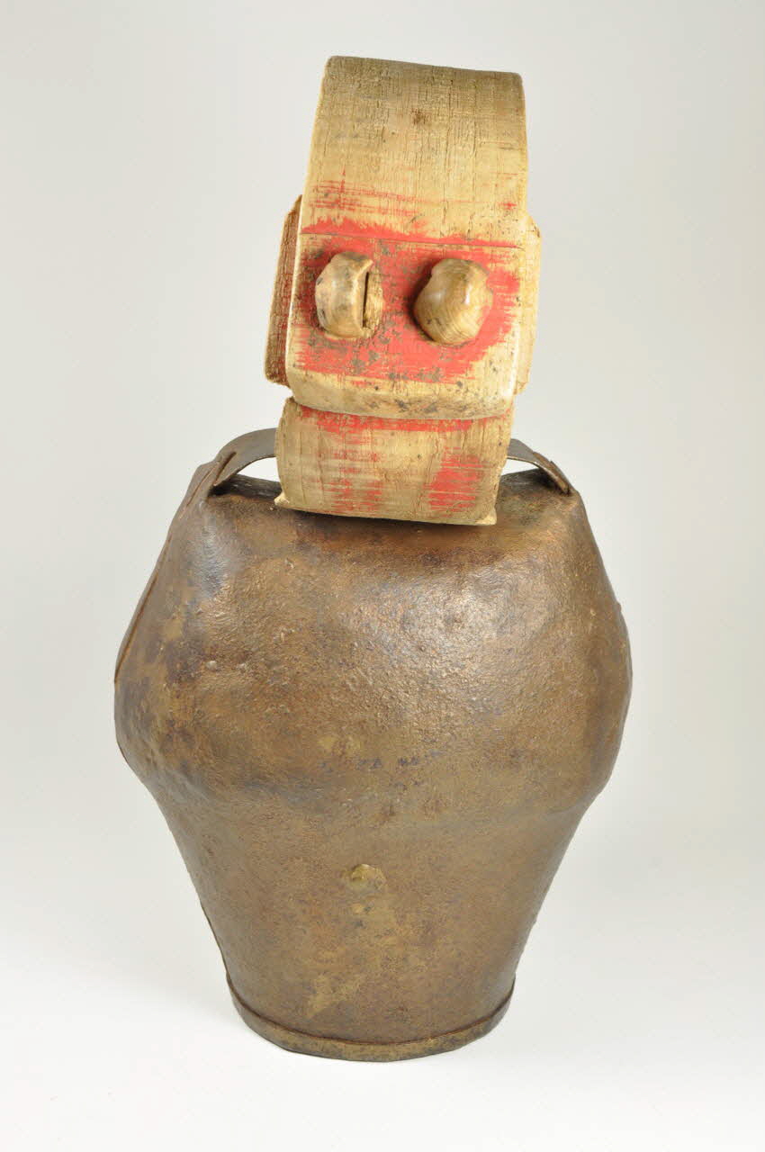 Julien Bertrand COLLIER ET CLOCHE lou redoun de draïou 1963 1966.104.2.1-3 Photo Mucem