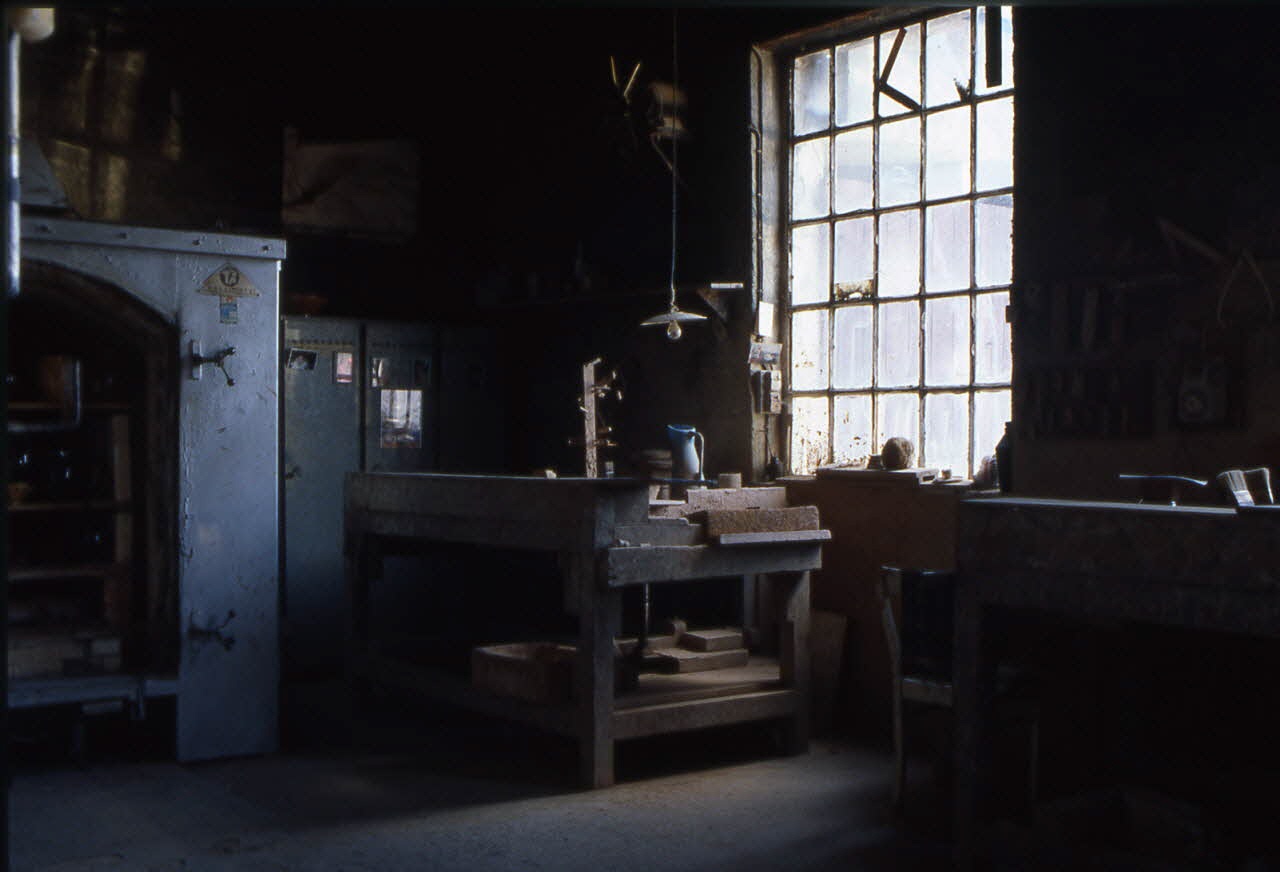 photographie MNATP. Enquête sur l'atelier de poterie de Martial Henri Pivon conduite par Claudine Cartier (mars 1998) aux Abrets (Isère) Ph.1998.39.47 Photo