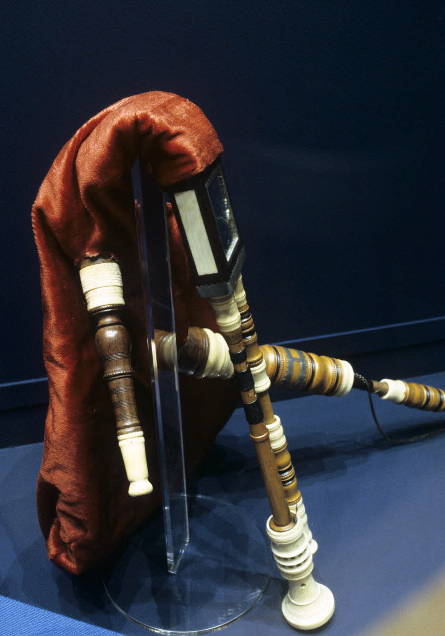 photographie MNATP. Exposition. Souffler c'est jouer : chabretaires et cornemuses à miroirs du Limousin (14 avril 1999 - 30 août 1999) Ph.1999.60.31 Photo