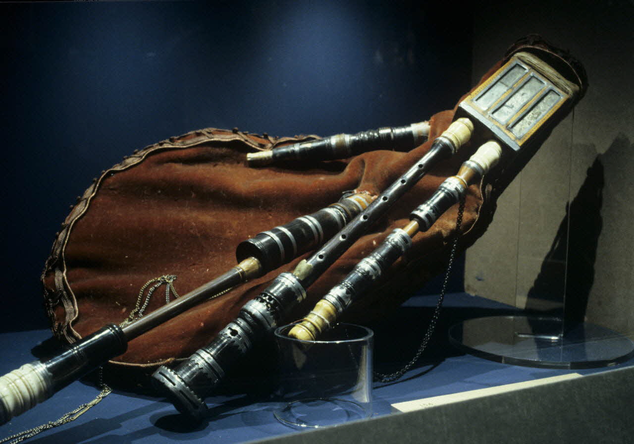 photographie MNATP. Exposition. Souffler c'est jouer : chabretaires et cornemuses à miroirs du Limousin (14 avril 1999 - 30 août 1999) Ph.1999.60.32 Photo