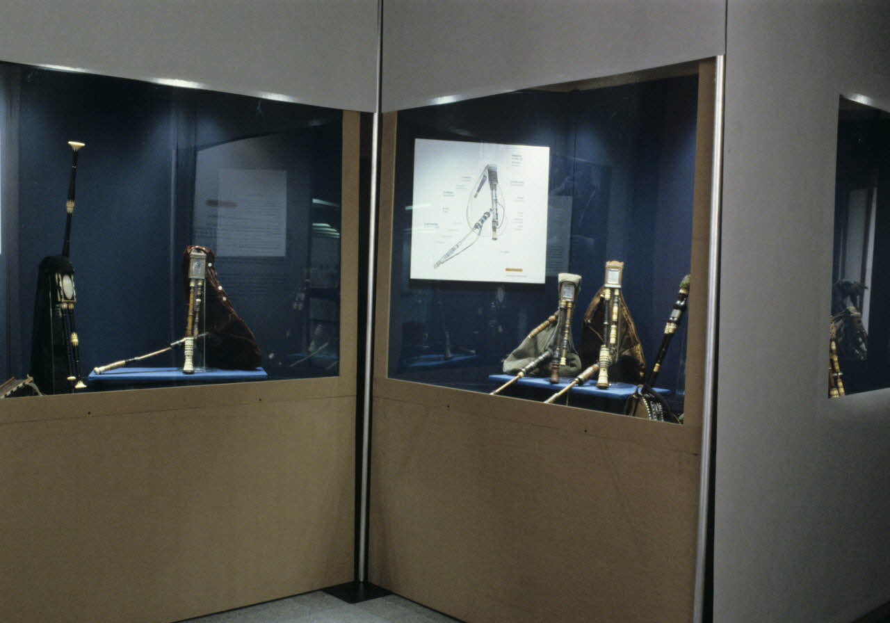 photographie MNATP. Exposition. Souffler c'est jouer : chabretaires et cornemuses à miroirs du Limousin (14 avril 1999 - 30 août 1999) Ph.1999.60.35 Photo