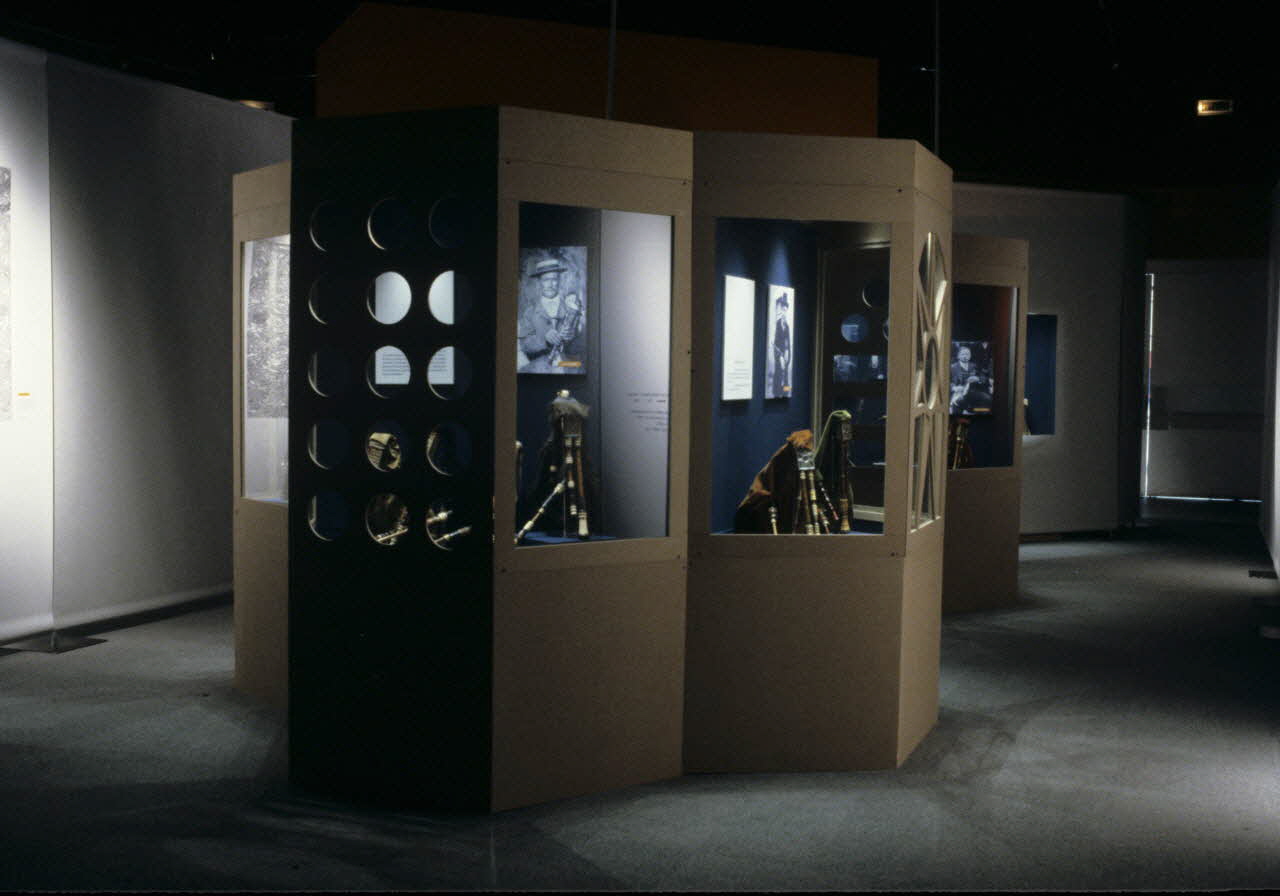 photographie MNATP. Exposition. Souffler c'est jouer : chabretaires et cornemuses à miroirs du Limousin (14 avril 1999 - 30 août 1999) Ph.1999.60.38 Photo