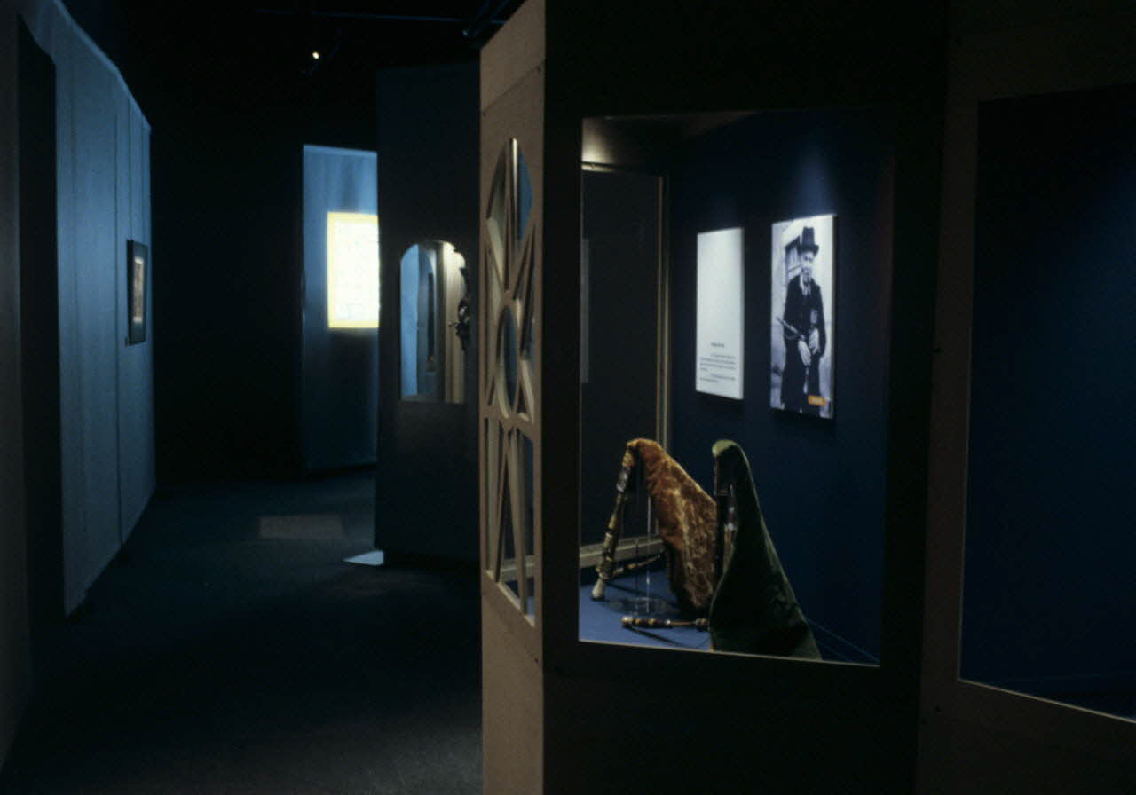 photographie MNATP. Exposition. Souffler c'est jouer : chabretaires et cornemuses à miroirs du Limousin (14 avril 1999 - 30 août 1999) Ph.1999.60.44 Photo