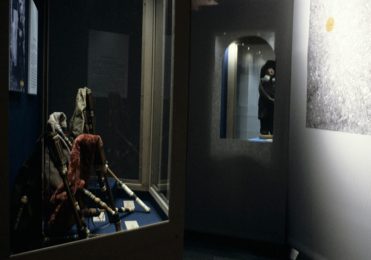 photographie MNATP. Exposition. Souffler c'est jouer : chabretaires et cornemuses à miroirs du Limousin (14 avril 1999 - 30 août 1999) Ph.1999.60.45 Photo