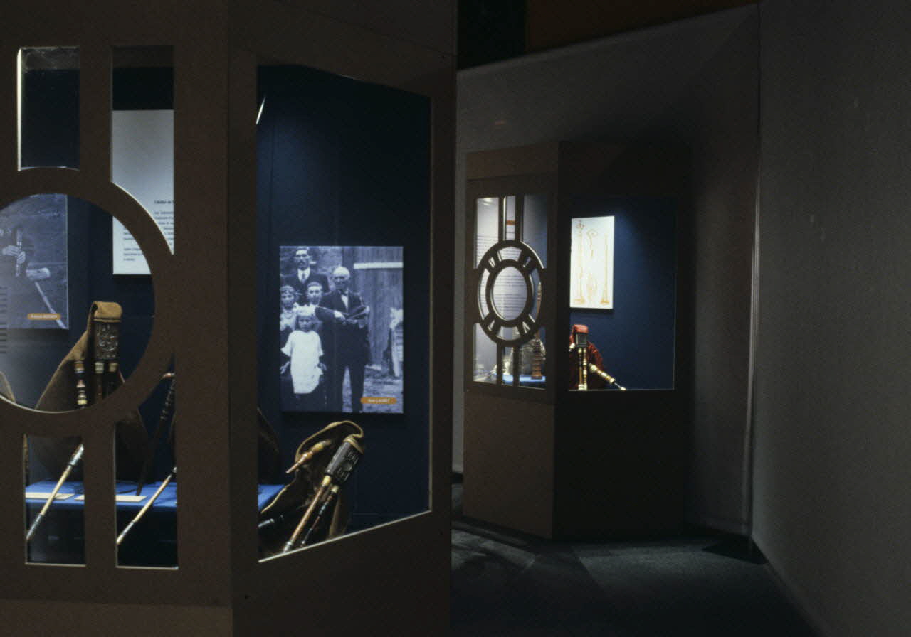 photographie MNATP. Exposition. Souffler c'est jouer : chabretaires et cornemuses à miroirs du Limousin (14 avril 1999 - 30 août 1999) Ph.1999.60.48 Photo