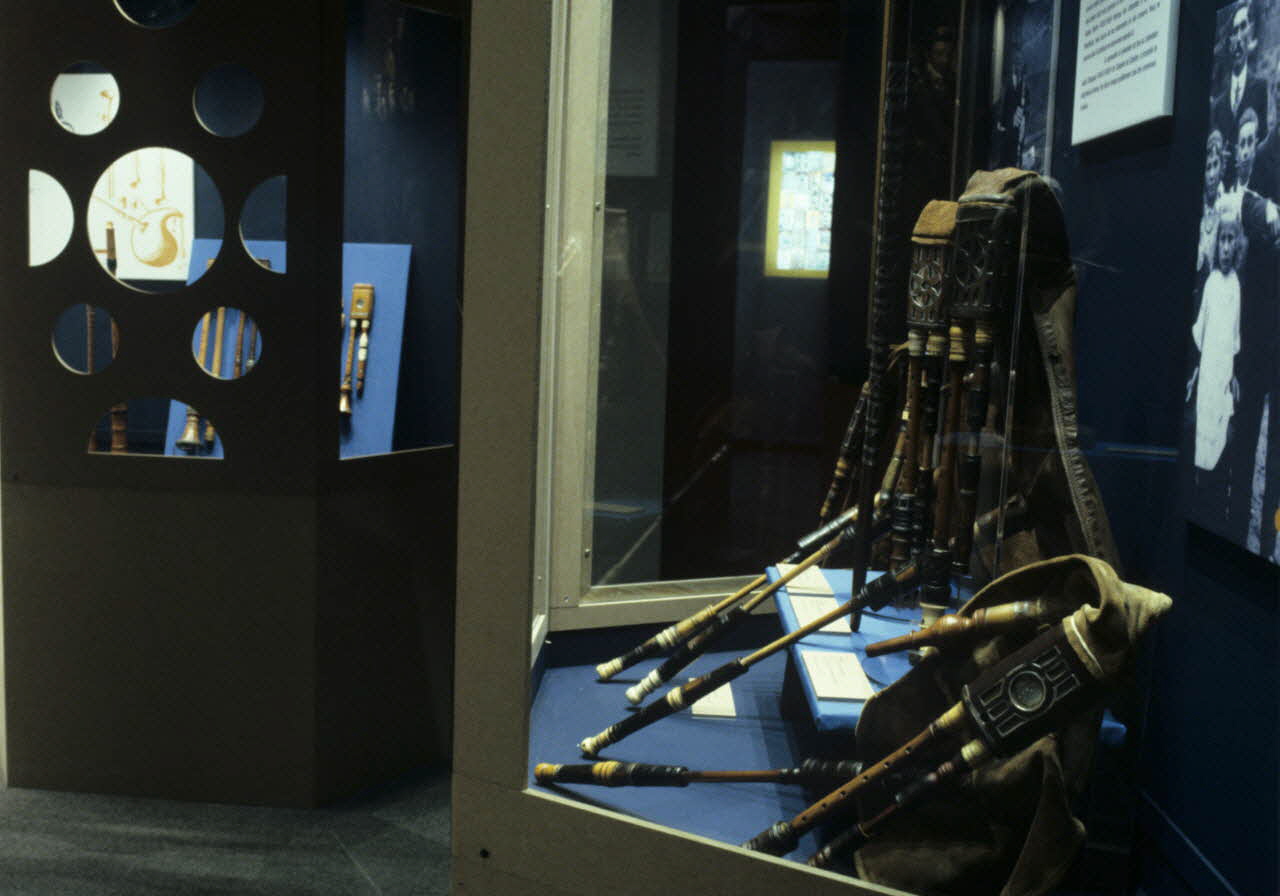 photographie MNATP. Exposition. Souffler c'est jouer : chabretaires et cornemuses à miroirs du Limousin (14 avril 1999 - 30 août 1999) Ph.1999.60.53 Photo