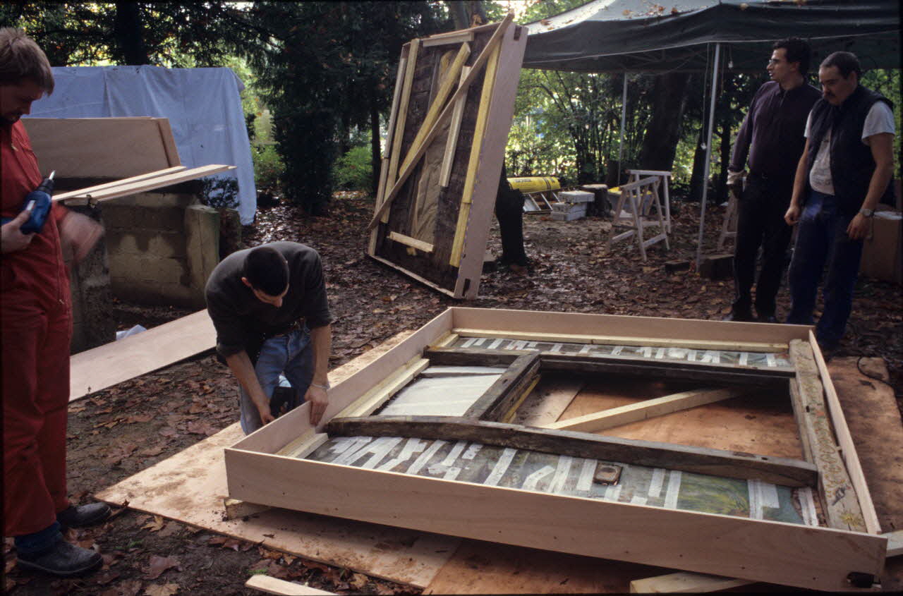 Joffrey Pleignet photographie Ile de la Cagouillère sur le Clain. Démontage d'une cabane de pêche acquise par le MNATP. De gauche à droite : Stéphane Richard, Arnaud Enjelvin, Edouard de Laubrie et Bernard Guiot Poitou-Charentes, France 1999/10/10 Ph.1999.66.151 Photo