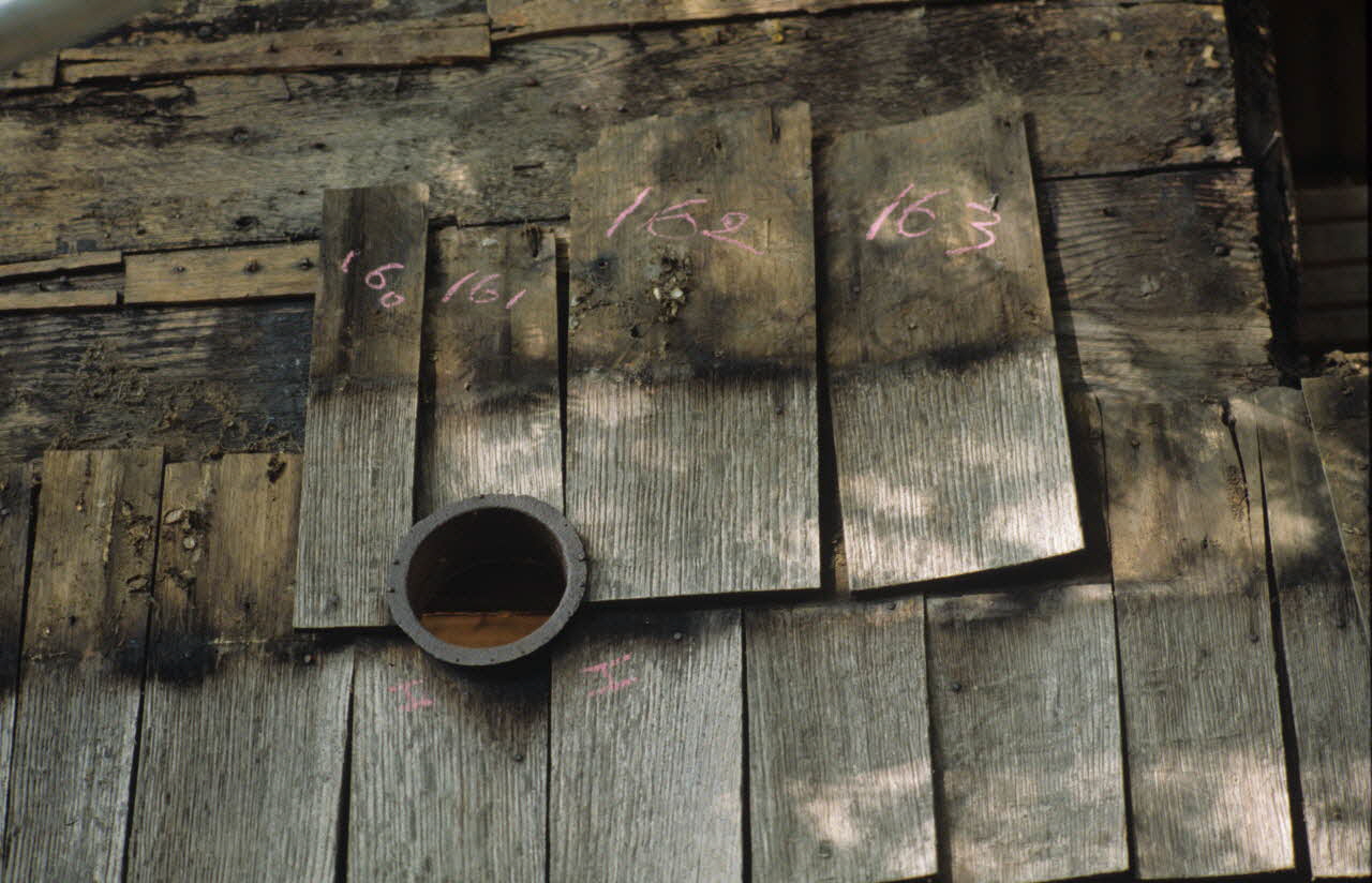 Joffrey Pleignet photographie Ile de la Cagouillère sur le Clain. Démontage d'une cabane de pêche acquise par le MNATP Poitou-Charentes, France 1999/10/10 Ph.1999.66.163 Photo