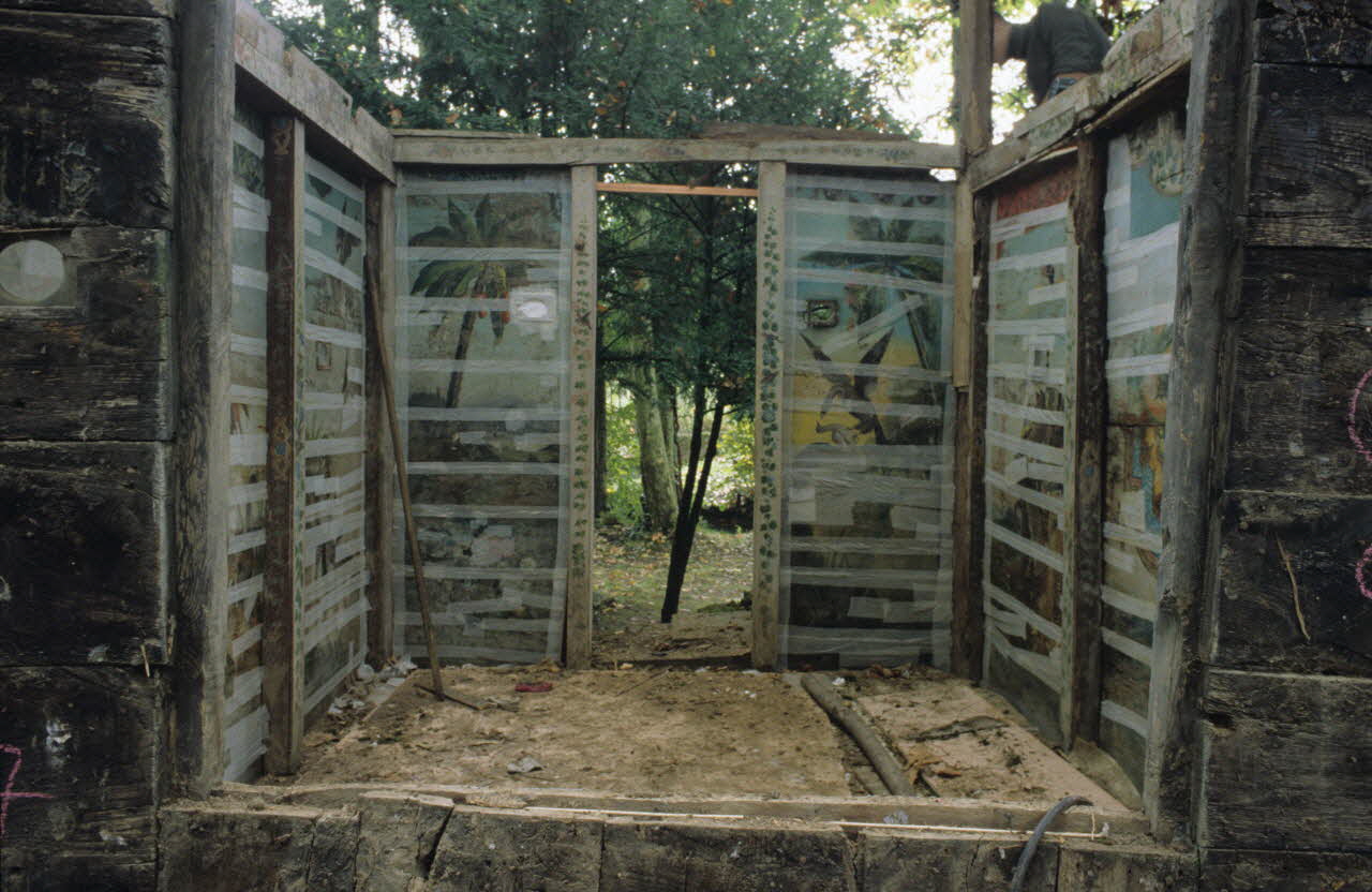 Joffrey Pleignet photographie Ile de la Cagouillère sur le Clain. Démontage d'une cabane de pêche acquise par le MNATP Poitou-Charentes, France 1999/10/10 Ph.1999.66.231 Photo