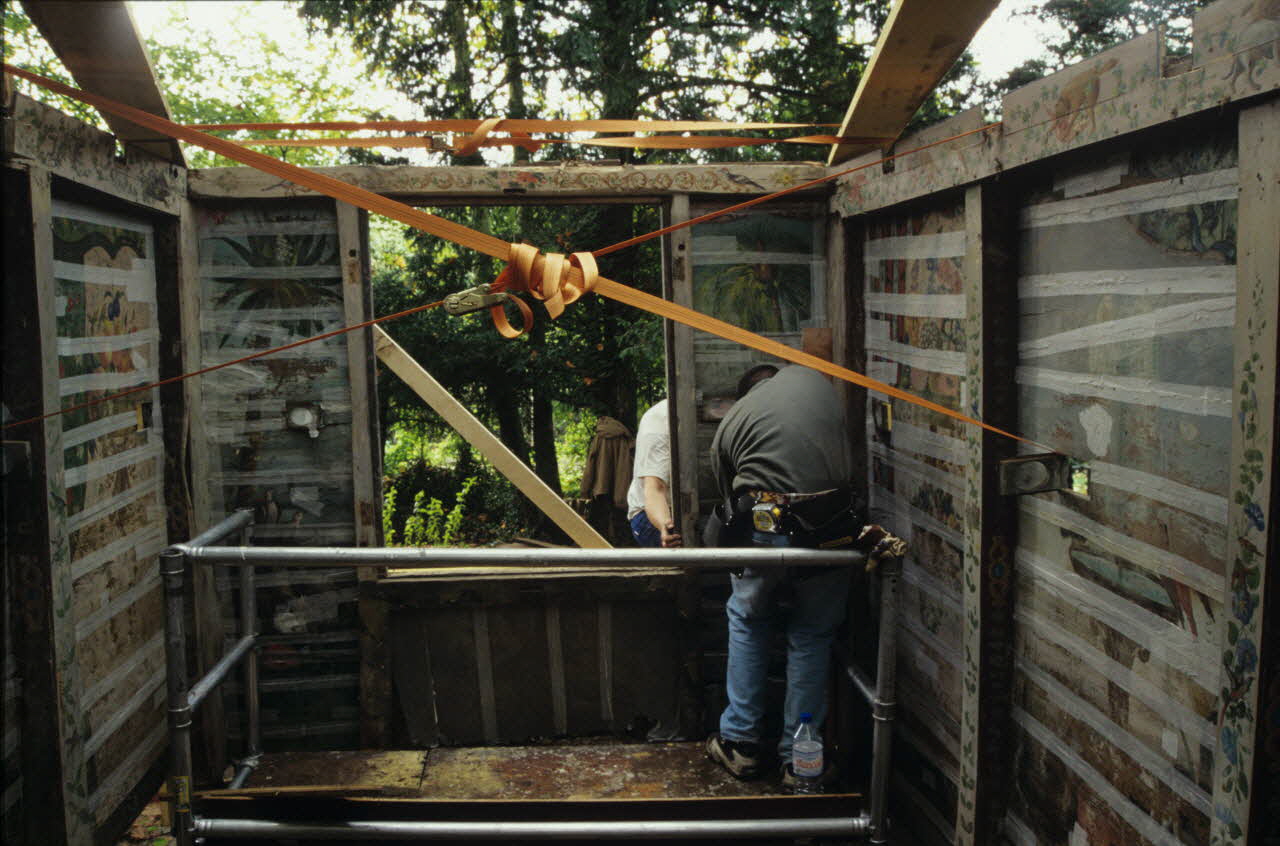 Joffrey Pleignet photographie Ile de la Cagouillère sur le Clain. Démontage d'une cabane de pêche acquise par le MNATP Poitou-Charentes, France 1999/10/10 Ph.1999.66.236 Photo