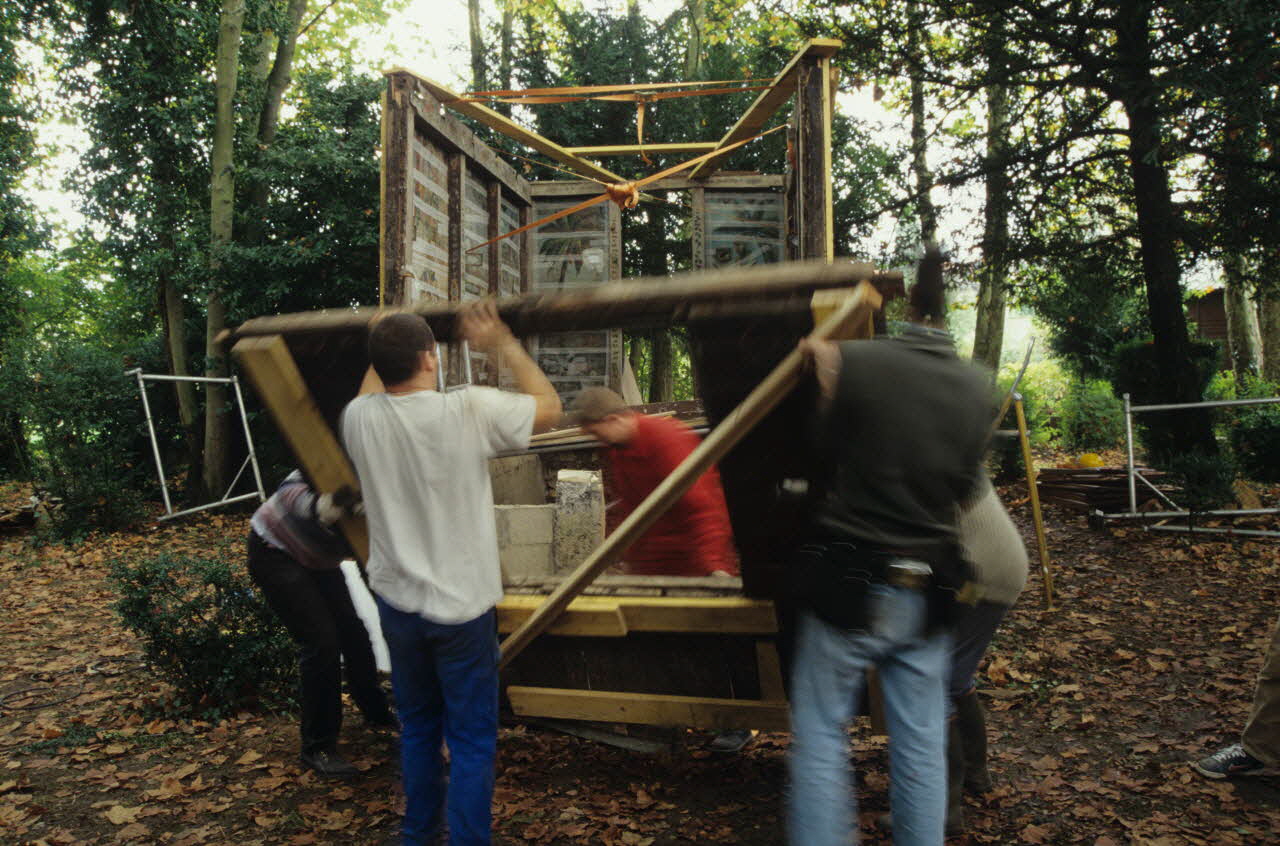 Joffrey Pleignet photographie Ile de la Cagouillère sur le Clain. Démontage d'une cabane de pêche acquise par le MNATP Poitou-Charentes, France 1999/10/10 Ph.1999.66.237 Photo