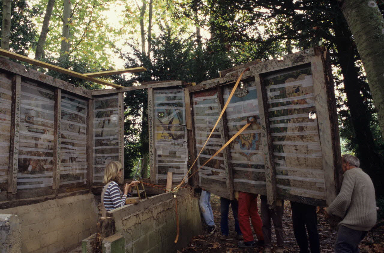 Joffrey Pleignet photographie Ile de la Cagouillère sur le Clain. Démontage d'une cabane de pêche acquise par le MNATP Poitou-Charentes, France 1999/10/10 Ph.1999.66.241 Photo