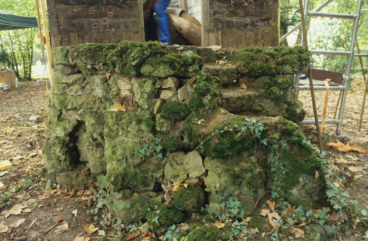 Joffrey Pleignet photographie Ile de la Cagouillère sur le Clain. Démontage d'une cabane de pêche acquise par le MNATP Poitou-Charentes, France 1999/10/10 Ph.1999.66.247 Photo
