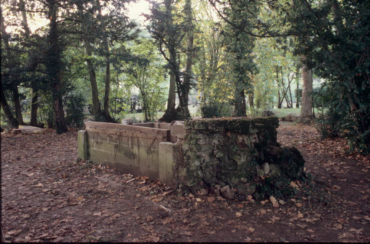 Joffrey Pleignet photographie Ile de la Cagouillère sur le Clain. Démontage d'une cabane de pêche acquise par le MNATP Poitou-Charentes, France 1999/10/10 Ph.1999.66.250 Photo