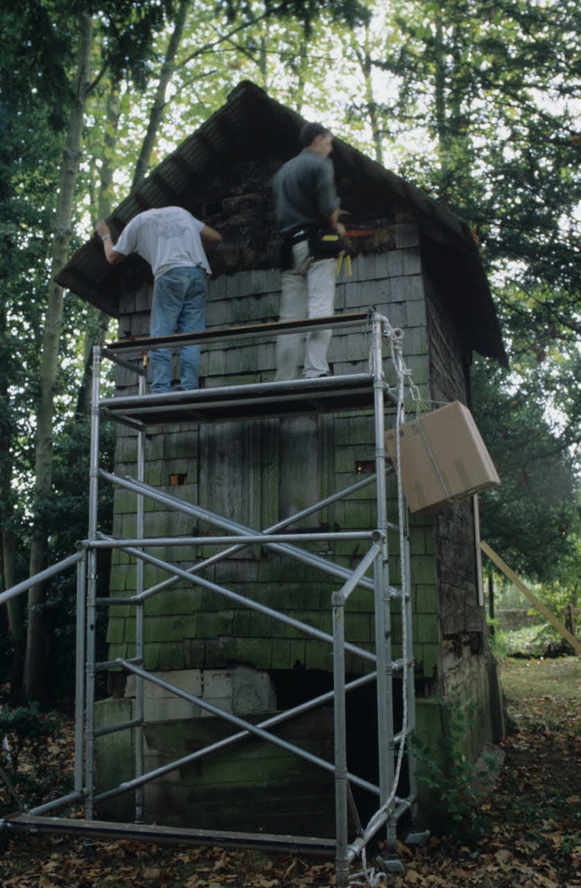 Joffrey Pleignet photographie Ile de la Cagouillère sur le Clain. Démontage d'une cabane de pêche acquise par le MNATP. A droite, Arnaud Enjelvin Poitou-Charentes, France 1999/10/10 Ph.1999.66.254 Photo