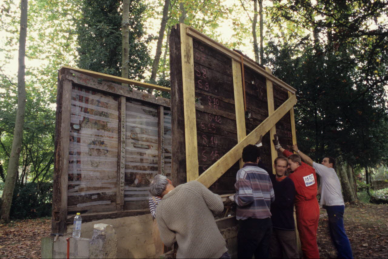 Joffrey Pleignet photographie Ile de la Cagouillère sur le Clain. Démontage d'une cabane de pêche acquise par le MNATP. De gauche à droite : Loïc Hurtel, Edouard de Laubrie, Joffrey Pleignet, Stéphane Richard et Bernard Guiot Poitou-Charentes, France 1999/10/10 Ph.1999.66.270 Photo